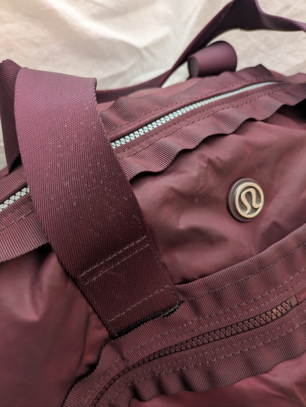 Lululemon Gym to Win Duffle Bag Burgundy Rare - Picture 4 of 13